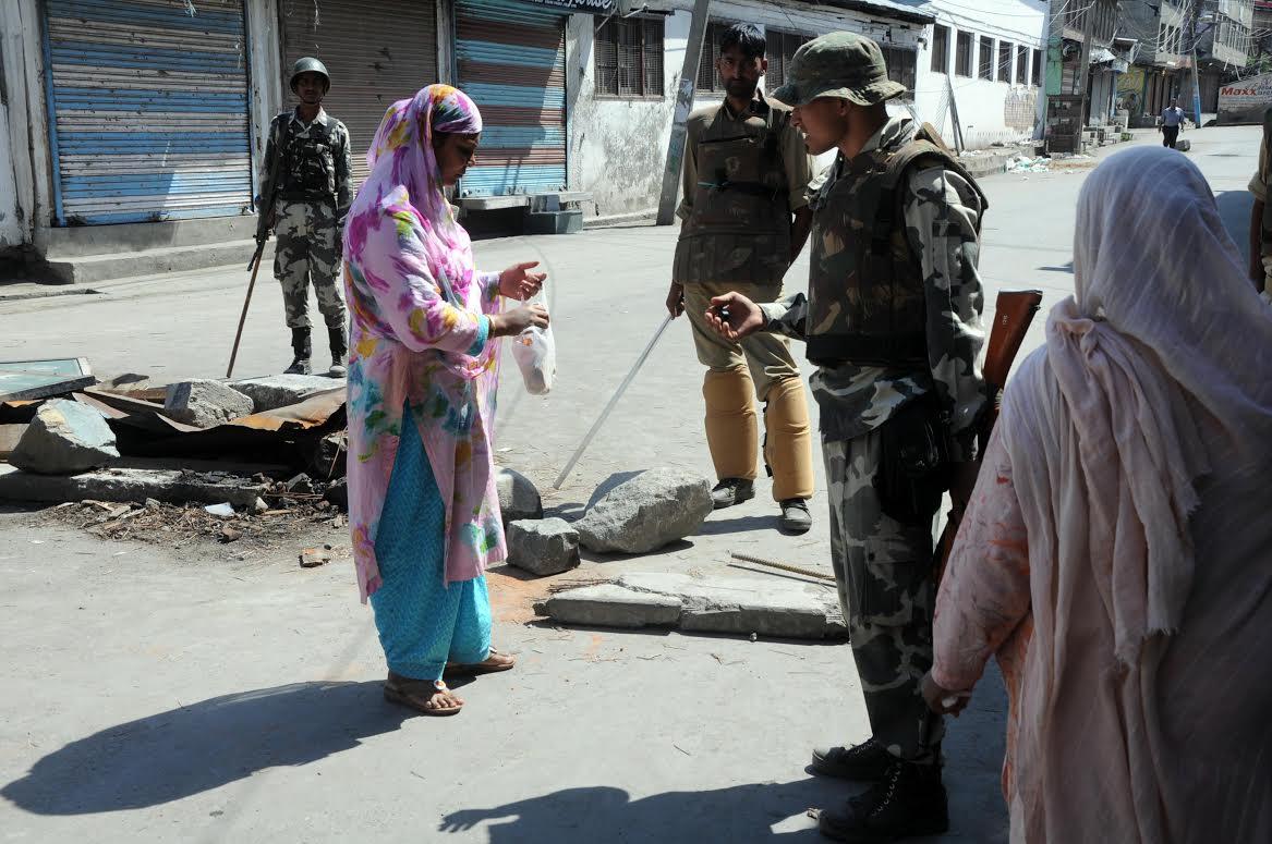 Authorities foil UN march, impose strict curfew in Valley